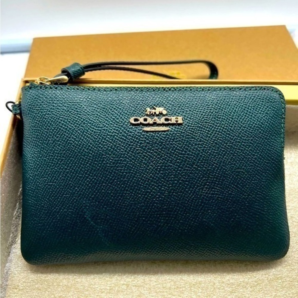 Coach Forest Green Boxed Wristlet Gift Set with Charms NWT - Tan Box